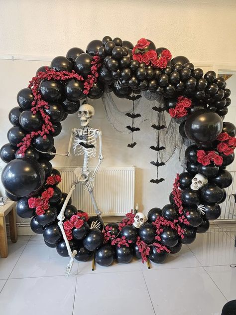 Balloon Artists | Spooky Skeletons rise from the balloons 🎈 Balloon Hoop, My 1st Halloween, Halloween Balloon, 1st Halloween, Halloween Balloons, Balloon Arch, The Balloon, Skeleton, Balloons