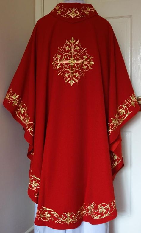 Priestly Garments, Priest Vestments, Ecclesiastical Vestments, Mens Traditional Wear, Altar Design, Church Aesthetic, Catholic Priest, Santa Rita, Eucharist