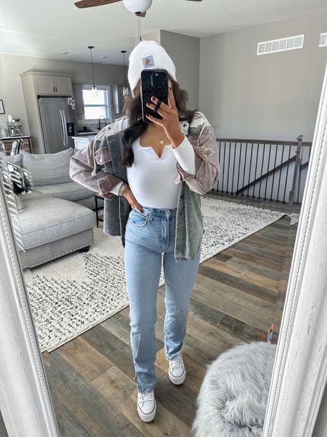 Hooded Shacket Outfit Women, Colorado Casual Outfits, White Leather Converse Outfit, Casual Winter Outfits For Women Cold Weather Jeans, Corduroy Shacket Outfit Women, White Corduroy Jacket Outfit, Converse And Jeans Outfit, Leather Converse Outfit, North Carolina Outfits