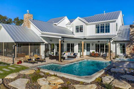 18 Magnificent Farmhouse Swimming Pool Designs You Will Fall In Love With Farmhouse Swimming Pool, Farmhouse Pool House, Farmhouse Pool Ideas, Backyard Pool House, Farmhouse Backyard, Rectangle Pool, Dream Backyard Pool, City Farmhouse, Porch Remodel