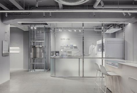 Gallery of IOPE LAB Flagship / Betwin Space Design - 21 Lab Interior Design, Futuristic Lab, Lab Interior, Cosmetics Laboratory, Space Lab, Laboratory Design, Counter Design, Clinic Design, White Lab