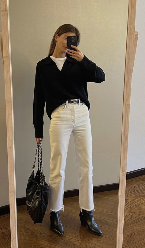 Winter White Denim Outfit, Commute Outfit To Work, White Jeans Black Sweater, Modern Muse Outfit, White Jean Autumn Outfit, Business Boots Outfit, Classic Daily Outfit, Off White Pants Outfit Winter, White Tee Under Sweater