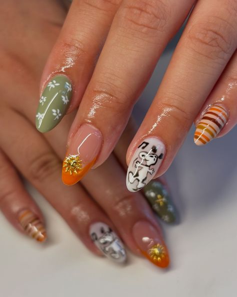 snoopy nails ?! >o< I love these so much!! the cutest fall nails 🍂🧶🐶🐾 #gelx #snoopy #snoopynails #nailart #nailinspo #fallnails #cutenails Thanksgiving Nails Charlie Brown, Great Pumpkin Charlie Brown Nails, Snoopy Fall Nails, Snoopy Nails Thanksgiving, Snoopy Halloween Nails, Snoopy Fall Nail Designs, Charlie Brown Nails, Snoopy Fall, Snoopy Nails