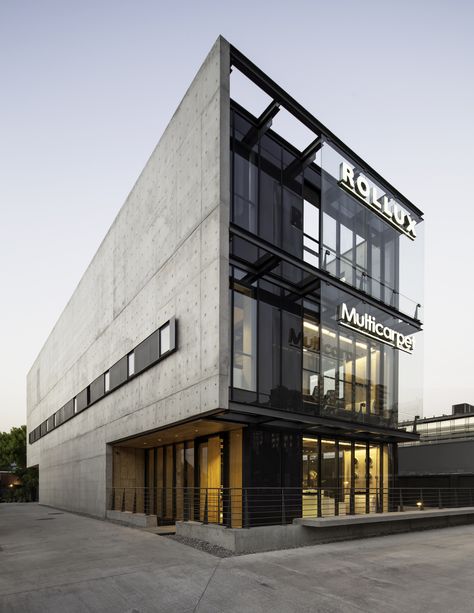 Multicarpet Rollux Showroom  / +arquitectos Commercial And Office Architecture, Office Architecture, Andrea Palladio, Office Building Architecture, Amazing Buildings, Commercial Architecture, Building Facade, Architecture Office, Building Exterior