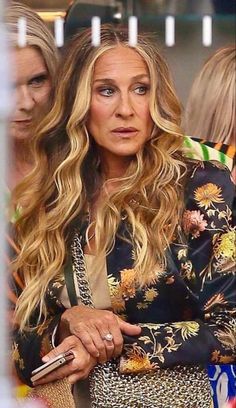 Sarah Jessica Parker Hair 2023, Ajlt Carrie, Sarah Jessica Parker Makeup, Carrie Bradshaw Hair Color, Carrie Bradshaw Makeup, Sara Jessica Parker Hair, Sarah Jessica Parker Hair Color, Sjp Hair, Sarah Jessica Parker Hair