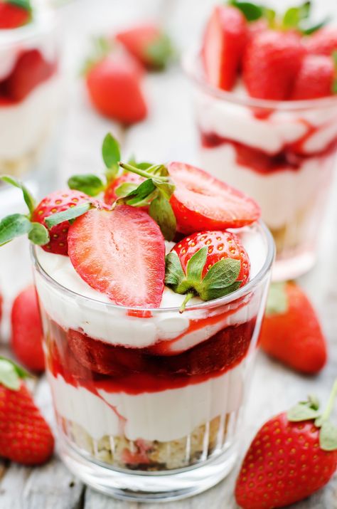 Strawberry Shortcake Cups - The Preppy Hostess Strawberry Dessert Cups, Strawberry Shortcake Cups, Shortcake Cups, Easy Strawberry Dessert, Macerated Strawberries, Eat Greek, Greek Yogurt Parfait, Strawberry Compote, Strawberry Dessert