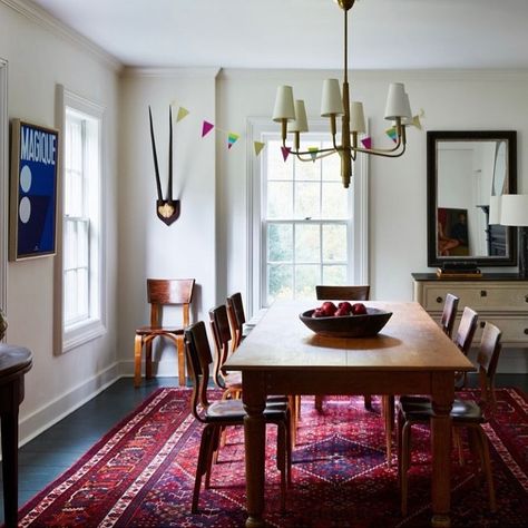 This farmhouse soft under table rug situation ♥️ | bare feet only dining | via @chusedandco Red Persian Rug Dining Room, Red Rug Dining Room, Dining Room Old House, Persian Rug Dining Room, Kilim Rugs Living Room, Colorful Dining Table, Bangkok Condo, Wall Orange, Chandelier Table