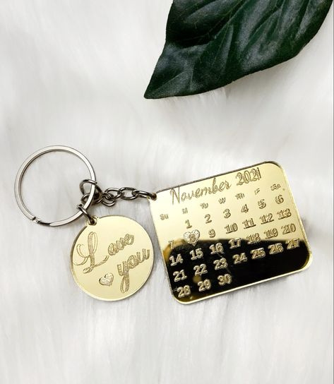 Cherish a special date for a lifetime with these custom engraved keychains. These keychains can be a thoughtful gift as a little keepsake to remember a birthday, anniversary, wedding, and more! Eid Gift Bags, Engraved Keychains, Save The Date Calendar, Calendar Keychain, Anniversary Keychain, Diy Best Friend Gifts, Kids Favors, Unique Calendar, Calendar Date