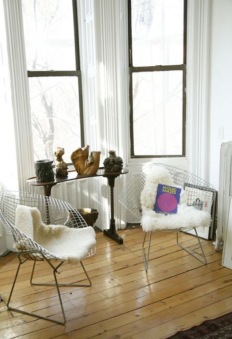 Sheepskin rugs are one of the most popular ways to offset the severity of Bertoia's wire chairs. Here, Sophie Demenge, cofounder of infant brand Oeuf, plays with textures in her kid-friendly home in Brooklyn. See how to utilize sheepskin in your home in this slideshow. Knoll Bertoia Chair, Bertoia Diamond Chair, Bertoia Chair, Harry Bertoia, Open Plan Living Room, Designer Pieces, Living Room On A Budget, Apartment Style, Dining Living Room