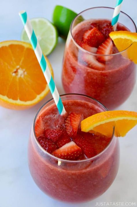 The Best Frozen Sangria Sangria Margarita Recipe, Wine Slushie Recipe, Frozen Sangria, Wine Slush, Easy Sangria Recipes, Strawberry Drink, Frozen Drink Recipes, Yummy Cocktails, Frozen Cocktail Recipes