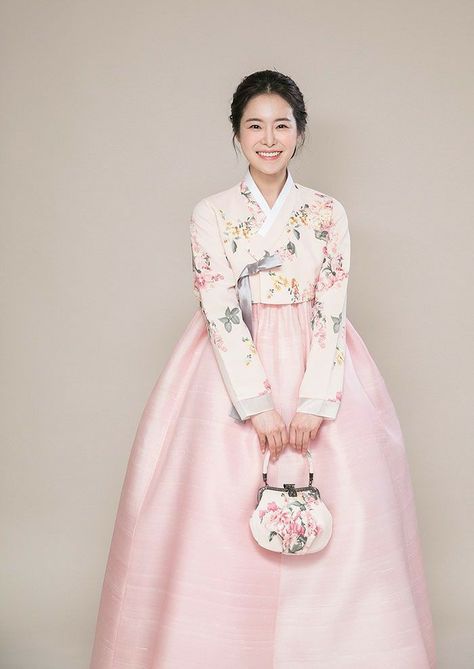 Hanbok Aesthetic, Hanbok Wedding Dress, Korean Traditional Dress Hanbok, Hanbok Wedding, Traditional Korean Clothing, Traditional Asian Dress, Korea Dress, Korean Traditional Dress, Modern Hanbok