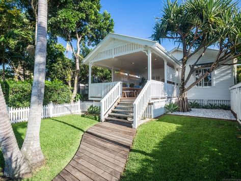 22 Kingsley St, Byron Bay, NSW 2481 - House for Sale - realestate.com.au Seaview House, Fancy Furniture, Oak Timber Flooring, Beach Shacks, Backyard Renovation, Entertaining Deck, Mister Zimi, Big Tub, Australian House