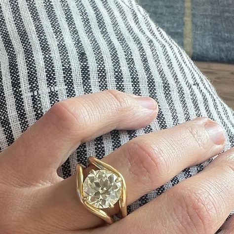 Dont Worry Darling Engagement Ring, Brent Neale Engagement Ring, Arielle Ratner Ring, Arielle Ratner Engagement Ring, Chunky Engagement Rings, Rockstar Couple, Arielle Ratner, Thick Band Engagement Ring, Gold Band Engagement Rings