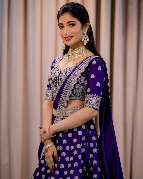 Sangeet Lehenga For Bride, Gagra Choli Fashion, Purple Lehenga Bridal, Lehenga For Engagement, Lehenga For Bride, Engagement Dress For Groom, Designer Lehnga Choli, Silk Half Saree, Sangeet Lehenga