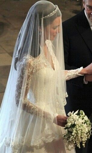 Kate Middleton's STUNNING Silk Drop Veil With Lace Edging^^^^ Wedding Veils With Hair Down, Veil Over Face, Kate Middleton Wedding Dress, Middleton Wedding, Kate Middleton Wedding, Prins Harry, Walk Down The Aisle, Kate Middleton Photos, Wedding Veils Lace