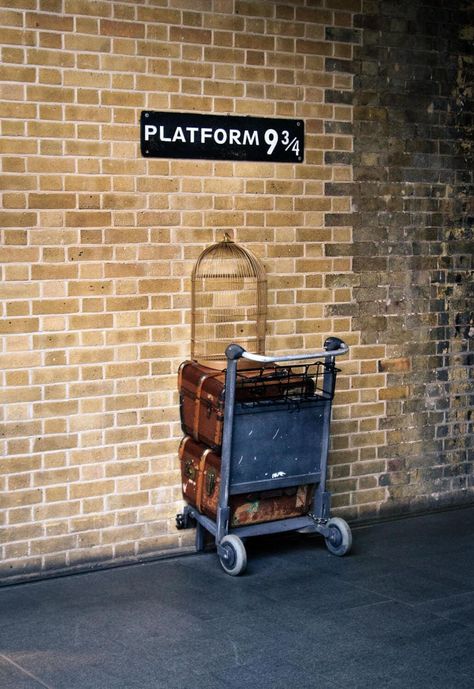 London Harry Potter, Harry Potter Train, Harry Potter Locations, Harry Potter Filming Locations, Harry Potter London, Harry Potter Platform, Harry Potter Studio Tour, England Aesthetic, Kings Cross Station