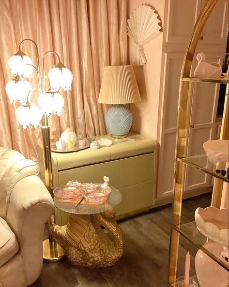 Pink vintage eclectic hollywood regency glam 1980s eighties 80s art deco revival chic White Walls Pink Accents, Art Deco Hollywood Glam, Feminine Art Deco Interior, Old Hollywood Room Ideas, Vintage Glam Room Aesthetic, Miami Art Deco Apartment, 80s Pink Interior, Art Deco Glam Decor, Pink Art Deco Interior