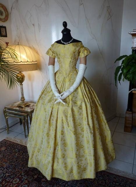 1800s Dresses, Victorian Ball Gowns, Victorian Era Dresses, Ancient Dress, Period Dress, Old Fashion Dresses, Yellow Satin, Old Dresses, Yellow Silk