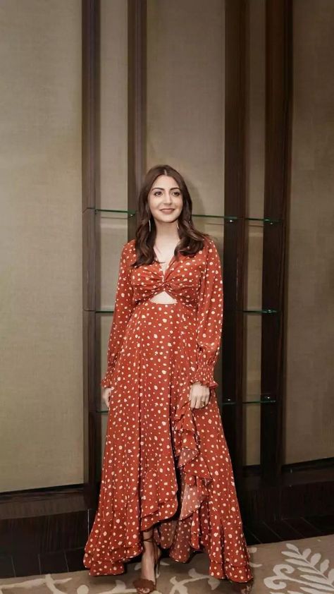 Anushka Sharma Outfits, Flowy Gown, Celebrity Casual Outfits, Lehenga Wedding, Red Carpet Outfits, Cute Dress Outfits, Dress Design Patterns, Designer Lehenga, Casual Day Outfits