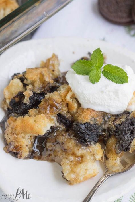 3 Step Oreo Cookie Dump Cobbler recipe. It's an easy dump-type dessert with crushed Oreo cookies Oreo Cobbler, Dump Cobbler, Fruit Cobbler Recipe, Cobbler Crust, Cobbler Recipes Easy, Pecan Cobbler, Fruit Cobbler, Oreo Recipes, Cobbler Recipe