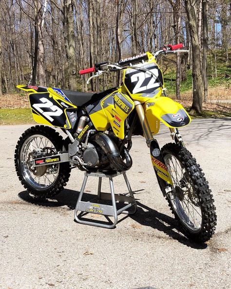 Check out this 2001 Suzuki rm125 rebuild🤩Sent in by @newsom_jake ✅ Make sure you leave a comment!🤘🏼♾♾♾♾♾♾♾♾♾♾♾♾♾♾♾♾♾Tags:#sexy2strokes… Suzuki Dirt Bikes, Yamaha Motocross, Mx Bikes, Motorcycle Drawing, Suzuki Samurai, Dirt Bikes, Whips, Dirt Bike, Motocross