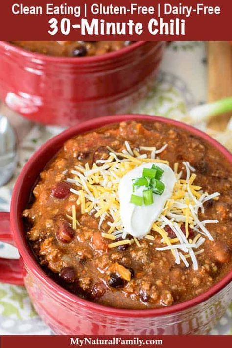 I love how easy it is to throw this quick, easy chili from scratch together. You literally just dump in a bunch of cans of food and add some seasoning. My kids love this Clean Eating chili! 30 Minute Chili Recipes, 30 Minute Chili, Gluten Free Chili Recipe, Easy Homemade Chili Recipe, Clean Eating Chili, Easy Homemade Chili, Navajo Tacos, Quick Clean Eating, Clean Eating Soup Recipes