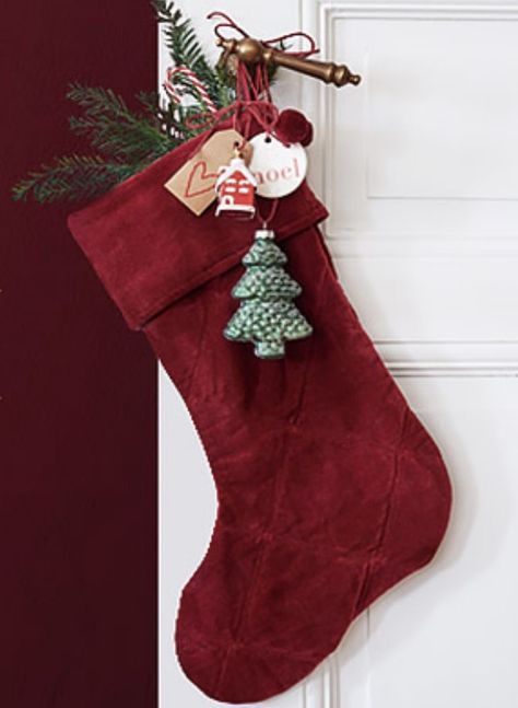 Christmas Stocking Decorating Ideas, Stockings Diy, Decorated Stockings, Christmas Stockings Diy, Velvet Christmas, Christmas Stocking Pattern, Xmas Deco, Stocking Pattern, Holiday Stockings