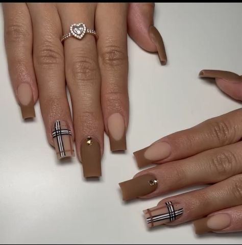 Cute Nail Ideas November, Brown Nails With Initial, November Nails Ideas Brown, Fall Nails 2023 Simple, Short Medium Length Nails, Simple Short Acrylic Nails Fall, November Nails Ideas French Tip, Plaid Design Nails, Medium Length Nails Acrylic Square Fall Colors