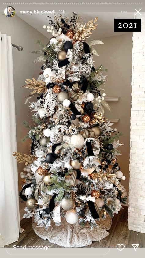 Black Christmas Decorations, White Christmas Tree Ideas, Christmas Tree Inspo, Christmas Tree Decorating Themes, Elegant Christmas Trees, Creative Christmas Trees, Christmas Decor Inspiration, A White Christmas, Christmas Tree Inspiration