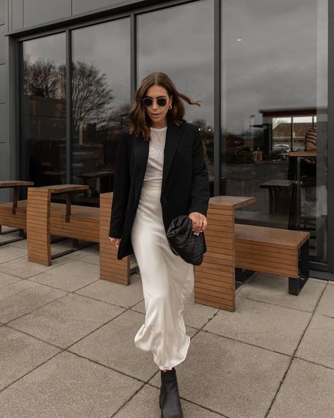 Minimal Stil, Minimalist Moda, Frills And Ruffles, Walking Down The Street, Sophisticated Outfits, Effortless Outfit, Sweater Collection, Trendy Prints, Puff Sleeve Dresses