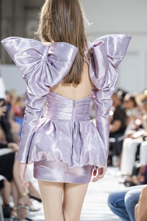 Bow Haute Couture, Bow Fashion Runway, Frilly Socks, 2019 Couture, Bow Fashion, Runway Fashion Couture, Frill Blouse, Dress Bow, Fashion Couture