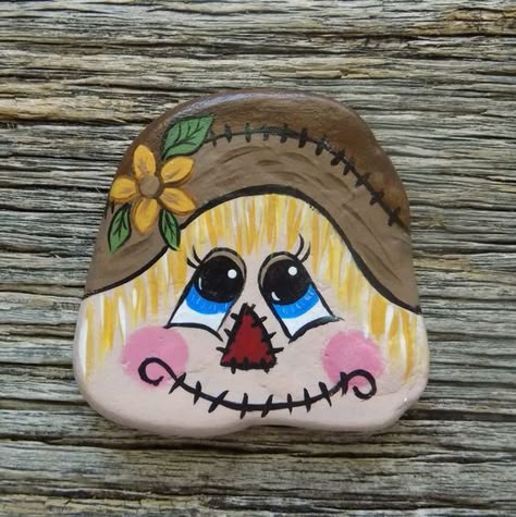 Halloween Pebbles, Scarecrow Painting, Painted Rocks Ideas, Scare Crow, Rock Creations, Fall Rock, Garden Rock Art, Diy Rock Art, Painted Rock Animals