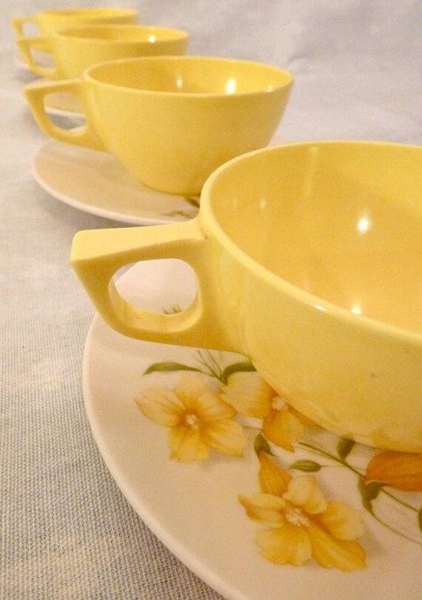 50s Kitchen, Melamine Cups, Melamine Dishes, Yellow Cottage, Teacups And Saucers, Aesthetic Retro, Yellow Houses, Vintage Kitchenware, Cups And Saucers