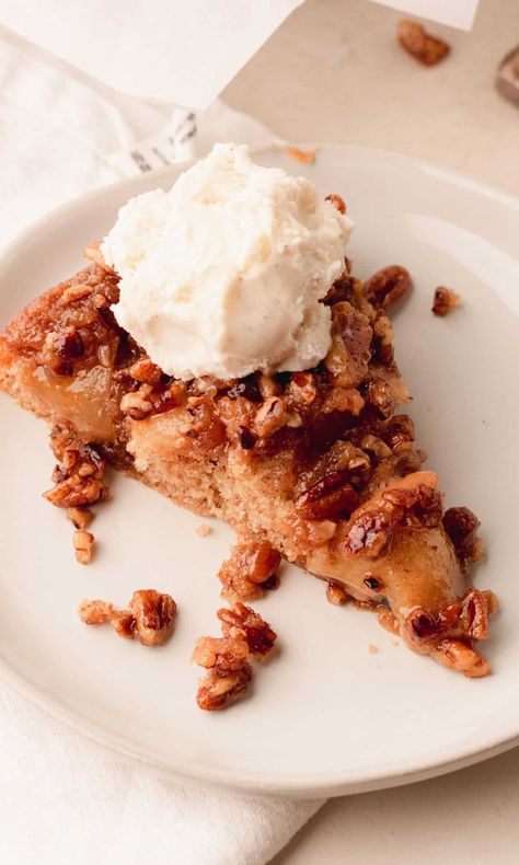 This caramel pecan apple spice upside down cake is the perfect combination of the best fall flavors. The perfectly spiced, moist cake is topped with pecans in a gooey caramel sauce and slices of sweet apples. Construction Birthday Cakes, Pecan Upside Down Cake, Apple Upside Down Cake, Upside Down Apple Cake, Pecan Sauce, Spiced Cake, Sweet Apples, Roasted Apples, Gooey Caramel