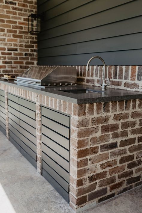 Outdoor Kitchen With Brick, Brick Barbeque Ideas, Brick Built Bbq Ideas, Brick Built In Bbq, Brick Bbq Area Ideas Outdoor, Brick Bbq Ideas, Outdoor Bbq Area Brick, Diy Built In Bbq, Bbq Station