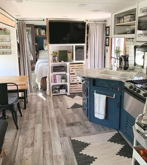 Tiny House Living Room, Rv Interior Remodel, Tiny House Camper, Camper Trailer Remodel, Diy Camper Remodel, Bus House, Rv Homes, Trailer Living, Tiny House Inspiration