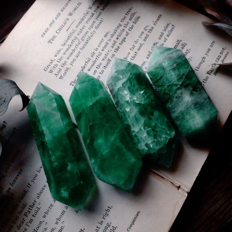 Crystal Witchcraft, Green Witch Aesthetic, Witch Aesthetics, Green Aesthetics, 9 Lives, House Aesthetic, Dark Green Aesthetic, Crystal Aesthetic, Crystal Power