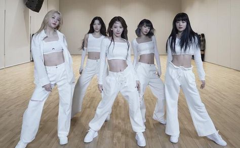 Lesserafim Dance Practice Outfit, All White Dance Outfit, Lesserafim Outfit, Dance Crew Outfits, Kpop Dance Practice Outfits, White Dance, Dance Outfits Practice, Practice Outfits, Dancing Aesthetic