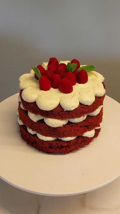 Cake taart red velvet baking bake raspberry frosting Red Velvet Cake Aesthetic Korean, Red Velvet Aesthetic Cake, Red Velvet Mini Cakes, Ttpd Birthday, Red Velvet Cake Aesthetic, Coquette Bday, Birthday Cake Red Velvet, Velvet Desserts, Red Velvet Birthday Cake