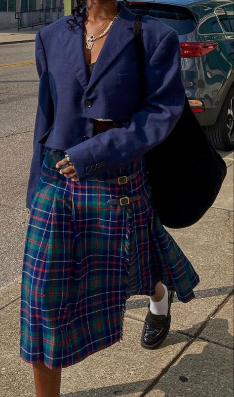 Kilt Women Outfits, Kilt Street Style, Plaid Skirt Styling, Kilt Outfits Women, Blue Plaid Skirt Outfit, Long Plaid Skirt Outfit, French Fashion Aesthetic, Plaid Outfit Ideas, Blue And Brown Outfit