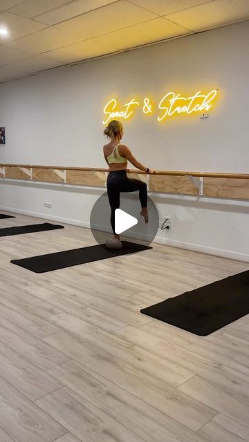 Pilates Barre Exercises, Barre And Pilates, Barre Pilates Workout, At Home Pilates Studio, Barre Routine, Barre Exercise, Pilates Yoga Studio, Home Pilates Studio, Pilates Barre Workout