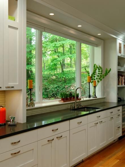 Explore beautiful kitchen window ideas and find inspiration for your own dream kitchen design. Sink Window, Kitchen Window Design, Model Dapur, Kitchen Window Sill, Desain Pantry, Kabinet Dapur, Transitional Decor Kitchen, Kitchen Window Treatments, Galley Kitchen