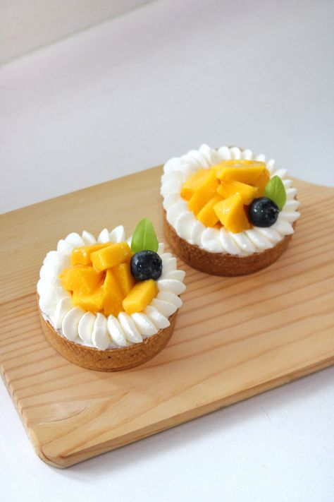 Mango Mini Cake, Tart Aesthic, Mango Tartlets, Fruit Tart Decoration, Mango Tarts, Cheesecake Cups Recipe, Mango Tart, Mini Fruit Tarts, Tart Cake