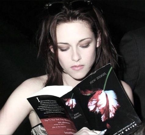 The Twilight Saga, Twilight Saga, In The Dark, A Book, A Woman, Tumblr, Reading