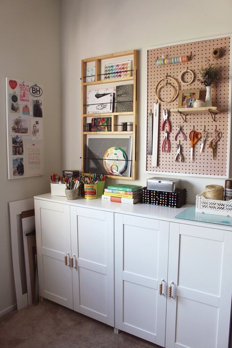 Art Room Pegboard, Peg Board Organization Crafts, Craft Room Peg Board Organization, Peg Board Art Supplies, Sewing Room Pegboard Ideas, Acrylic Paint Organization, Peg Board Inspo, Craft Room Peg Board, Cricut Organization Ideas