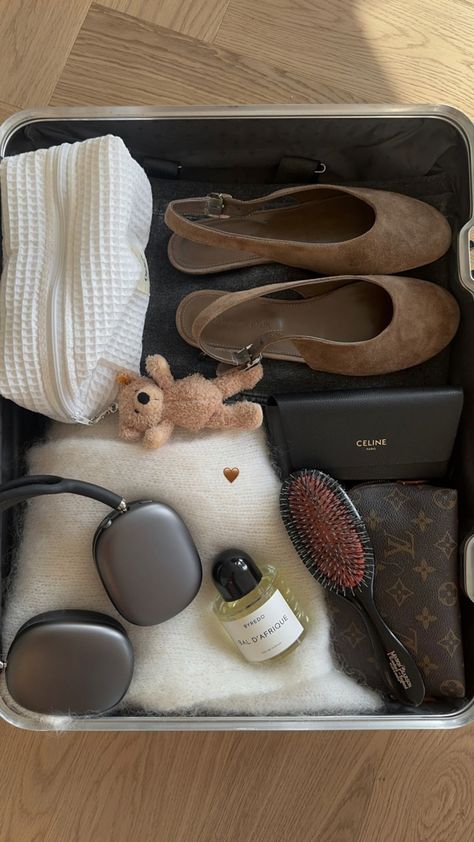 mariannnan Practice Self Care, Inside My Bag, Handbag Essentials, What's In My Bag, What In My Bag, Fall Inspo, In My Bag, Essential Bag, Clean Girl