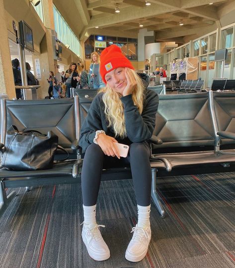 Greta Wilson on Instagram: “beanie season 🌚🧡🖤🎃” Womens Beanies Outfits, Creative Selfies, Beanie Outfits, Greta Wilson, Beanie Fits, Beanie Outfit, Fits Aesthetic, Airplane Essentials, Cold Weather Outfits