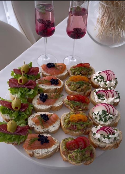 Sommer Mad, Decorações Com Comidas, Party Food Buffet, Catering Ideas Food, Catering Ideas, Party Food Platters, Healthy Food Dishes, Buffet Food, Party Food Appetizers