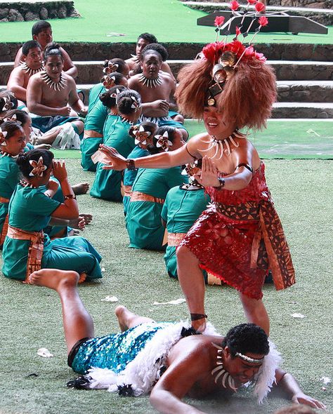 Samoan Leisure Most Samoans are very happy go-lucky people. Leisure time is commonly spent with family and can involve singing songs, dancing, and/or eating! :-) Tahitian Dancing, Samoan Dance, Polynesian Dance Photography, Samoan Culture, Hawaiian Dancers Hula, Hawaiian Dancers, Polynesian Dance, Polynesian Cultural Center, Polynesian Islands