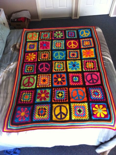 Trippy Crochet Blanket, Crochet Pictures, Funky Crochet, Single Bed Size, Flower Granny Square, Hippie Crochet, Hippie Peace, Estilo Hippie, Bed Size